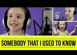 Enlace a Padre interpreta 'Somebody That I Used to Know' con la inestimable ayuda de sus hijos pequeños