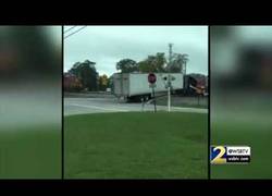 Enlace a Este tren se lleva por delante un camión como si estuviese hecho de cartón 