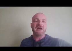 Enlace a [Inglés] Este supremacista blanco americano lloriquea cagado de miedo para no ser detenido