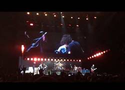 Enlace a IMPAGABLE: Rick Astley y Foo Fighters unidos con Never Gonna Give You Up