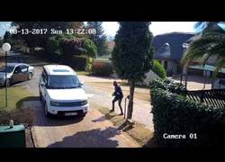 Enlace a Mujer da marcha atrás como si no hubiera mañana al ver el hombre que sale del coche de detrás suyo 