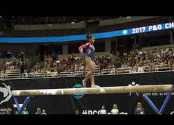 Enlace a La pirueta de 10 que hace esta gimnasta para no perder el equilibrio y caer de la barra