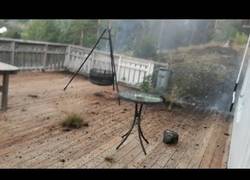 Enlace a Casi le cae un rayo encima y lo graba