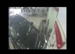 Enlace a Este conductor se confundió de pedal justo en la entrada de un banco y la lió parda