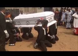 Enlace a La ceremonia que hacen en Ghana durante un entierro totalmente surrealista