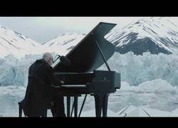 Enlace a Ludovico Einaudi toca una pieza original 