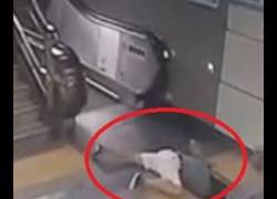 Enlace a Esta mujer china iba a subir unas escaleras mecánicas y de repente el suelo se la comió