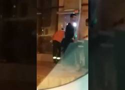 Enlace a Le obligan a sacar dienro del cajero para llevarle en ambulancia