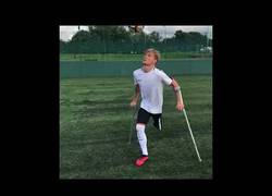 Enlace a A este chico le falta una pierna pero no las ganas para ser un grande del fútbol