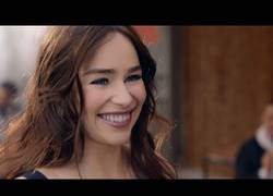 Enlace a La cara más simpática y graciosa de Emilia Clarke reflejada en el nuevo anuncio de Dolce & Gabanna