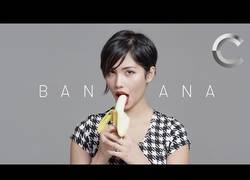 Enlace a 100 personas comiendo plátanos, cada cual a su manera