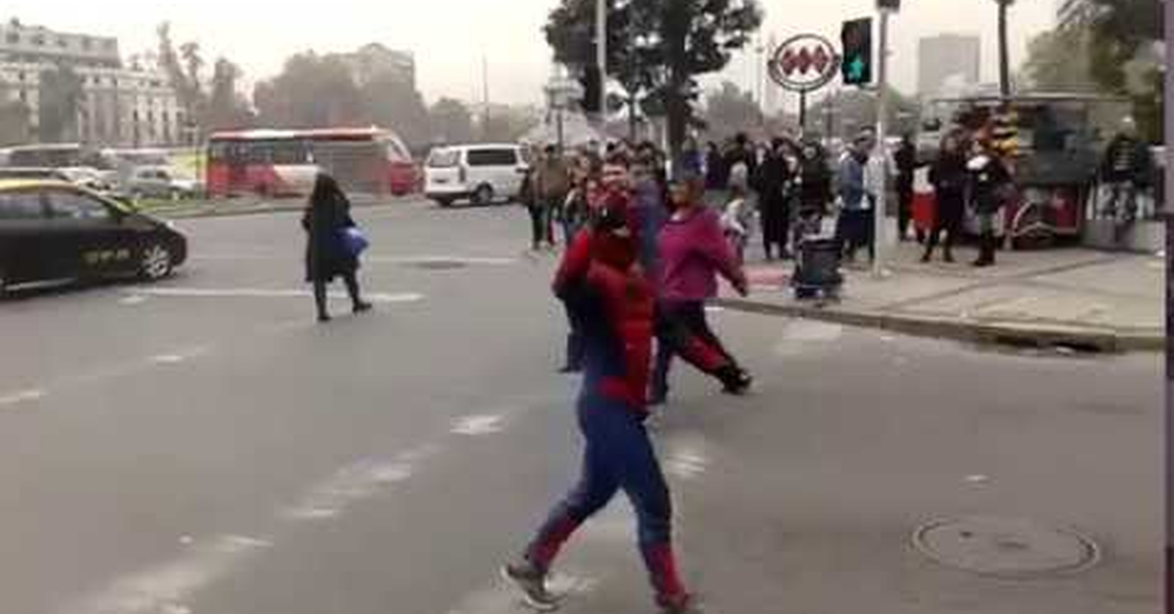 No tengo tele! / Pillan a Spiderman bailando flashdance en plena calle