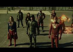 Enlace a Así se creó la pelea del Mega Crossover contra los alienígenas