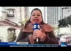 Enlace a Esta reportera confunde el auto del Papa Francisco con el Batimóvil de Batman