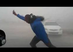 Enlace a ¡Increíble! Este hombre desafió los vientos del huracán Irma en Florida