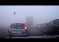 Enlace a Aparece una niebla de repente en la carretera y se suceden varios accidentes a la vez