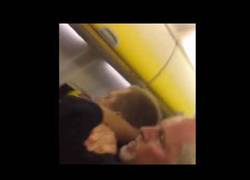 Enlace a Iba totalmente borracho en el avión y recibió la llave definitiva