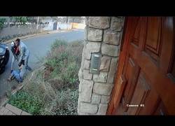 Enlace a Asaltan a esta mujer que prefiere morir antes que entregar su bolso