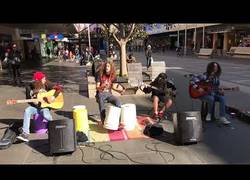 Enlace a El gran show musical en plena calle de estos chicos interpretando a Metallica