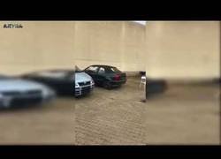 Enlace a Meten un petardo en el maletero del coche y el resultado es... peor de lo que esperaban