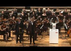 Enlace a YuMI, el robot director de orquesta, (con Andrea Bocelli y la Lucca Symphony Orchestra)