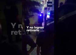 Enlace a Los Mossos d'Esquadra se las tienen con su rival más complicado: un bolardo