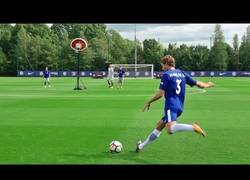 Enlace a Los chicos de Dude Perfect se enfrentan al Chelsea en sus instalaciones