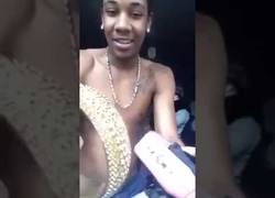 Enlace a Se hace el matón y se electrocuta solo