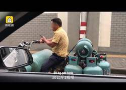 Enlace a Este chino vive la vida totalmente al límite