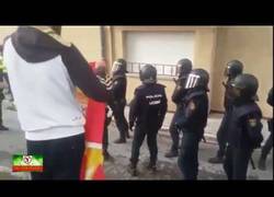 Enlace a Los gitanos defienden en su barrio a la Guardia Civil el día del referéndum
