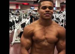 Enlace a Este tío tiene tal control de su musculatura que da hasta miedo