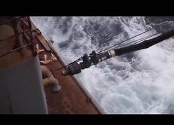 Enlace a Así se llena de combustible un barco en pleno mar