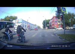 Enlace a Sale de un semáforo haciendo un caballito y la lía parda