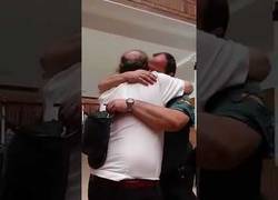 Enlace a Un vecino de Reus llora desconsoladamente por no poder ofrecer casa a la Guardia Civil