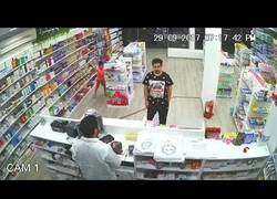 Enlace a El arte de este niño para robar dinero de la caja en una farmacia