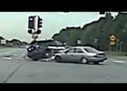 Enlace a No puedes liarla más que chocándote con un coche de policías con las luces puestas