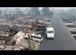 Enlace a Un cartero sigue entregando el correo tras el incendio en Santa Rosa y es grabado por un drone