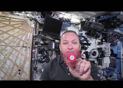 Enlace a ¿Cómo giran los fidget spinner en el espacio?