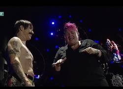 Enlace a Red Hot Chili Peppers hace subir al escenario a la intérprete de lenguaje de signos