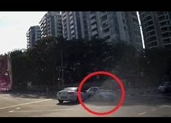 Enlace a Un auto fantasma, aparece de la nada y causa un accidente