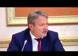 Enlace a Putin se ríe de algo que hizo su ministro en plena rueda de prensa