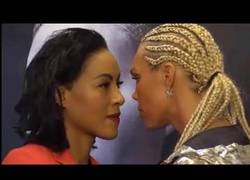 Enlace a La sorprendente reacción de esta boxeadora en pleno desafío de miradas