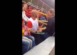 Enlace a Padre enseña a su hijo ciego con un campo a escala lo que sucede en el campo