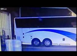 Enlace a Trató de huir de la policía pero su ropa lo traicionó