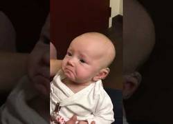 Enlace a Bebé sordo escucha a su mamá por primera vez