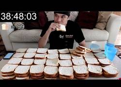 Enlace a Este tío trata de meterse entre pecho y espalda unos 100 trozos de pan de molde