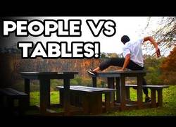 Enlace a Los hombres y las mesas son enemigos por naturaleza