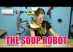 Enlace a Simone Giertz crea un robot para comer sopa