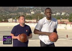 Enlace a James Corden reta a Usain Bolt a jugar a todos los deportes