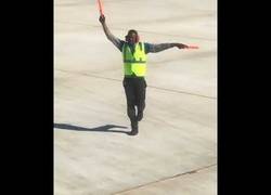 Enlace a Este empleado del aeropuerto se pone a bailar mientras dirige al avión a su destino